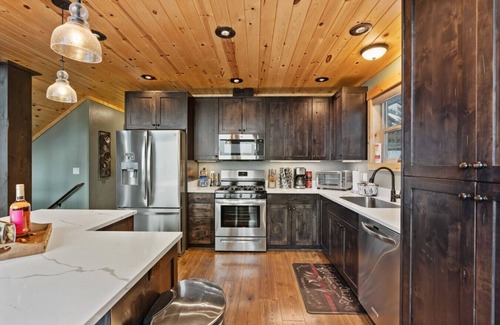 Island Park Apartment | Alaskan Moose Lodge | Yellowstone + Hot Tub, Fire Pit & AC