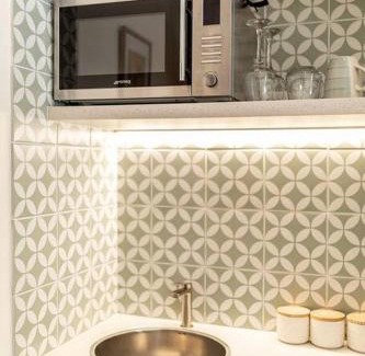 Suffolk Park Apartment | Alcorn Garden Studio - Dog friendly 2 mins walk to beach