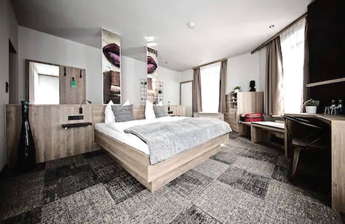 Sonnenberg Hotel | Alexxanders Restaurant & Bordinghouse