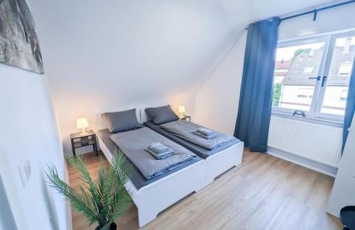 Winterhalde Apartment | ALFA Stuttgart 3 Zimmer 6 Betten Apartment Wasen MercedesBenz MHP Arena l Bad I Küche l WIFI & SmartTV l 3BR & 6 Beds l Bathroom l Kitchen