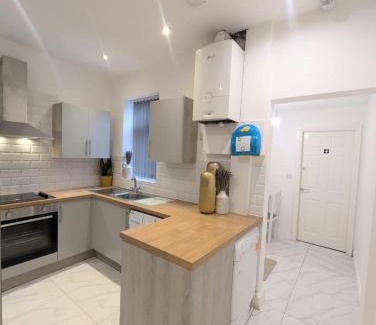 Stoke-on-Trent House | All En-suite Home for Contractors, Families & Large Groups