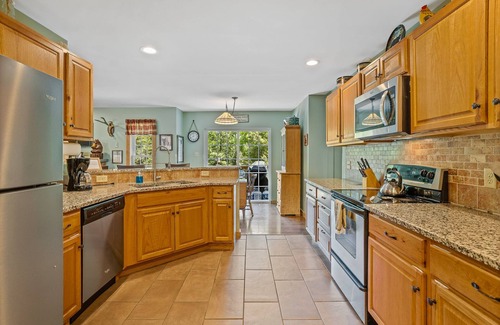 Jim Thorpe House | ALL-IN-ONE - GAME ROOM, GOLF SIMULATOR, HOT TUB, BBQ, EV CHARGER in Jim Thorpe!