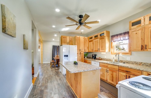 Seney House | All-Season Seney Home w/Private Yard & Fire Pit!