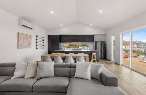 Encounter Bay House | `Allawah`- meaning to sit, or stay a while