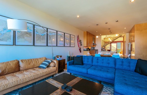 Hood River House | ALOFT Amazing Views, Rooftop Deck, Steps to Downtown!