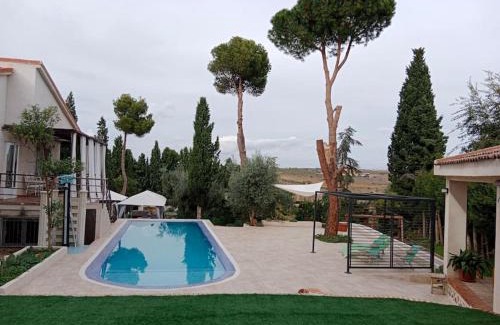 Guadamur House | Alojamiento con piscina a 10 minutos de Puy du Fou Toledo