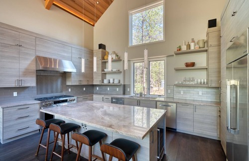 Sunriver House | Alpine Lodge Sunriver, 5 BR Luxe, SHARC, Hot Tub, King Suites, EV, Ft Rock Park