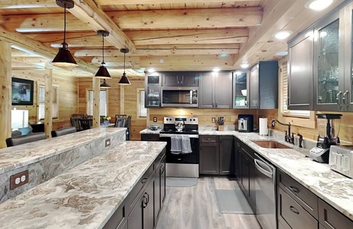 McHenry House | Alpine Valley | New Build + Hot Tub & Near Wisp!