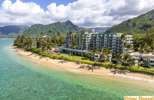 Punaluu House | Amazing Beachfront Condo by Pool