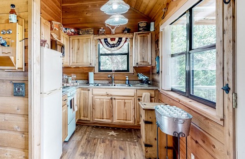 Fredericksburg Cabin | Amazing Hill country cabin with canyon views, furnished deck, grill, & AC