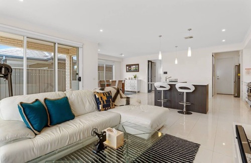 West Lakes House | Amazing Lake View family-friendly Holiday Home