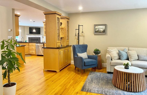 Hammonds Plains House | Amazing lakefront house with hottub in golf course