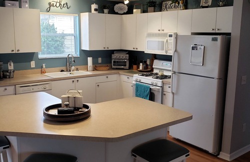 Lynnhaven House | AMAZING LOCATION! 3 bdrm , WiFi, Cable, Gas Golf Cart