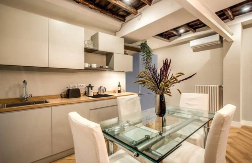 Rione III Colonna Apartment | Amazing Location, One Short Block From The Main Street In Trevi Fountain