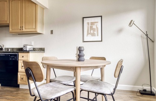 Mountain View Apartment | Amazing Mountain View 2BR w/Pool & Gym, 5 min to Target, by Blueground