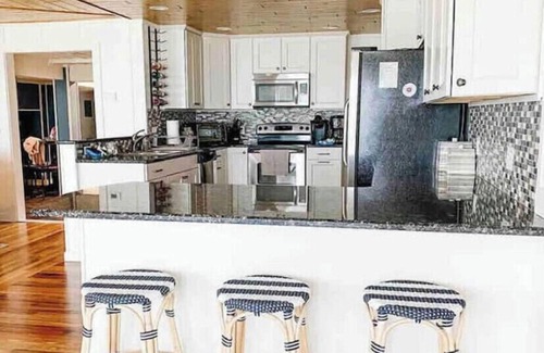 Pigeon House | Amazing North Shore Sandy Beach Front Home!