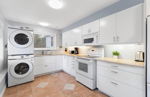 Regional District of Nanaimo House | Amazing ocean and ravine view home! Hot Tub, BBQ!