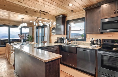 Chalet Village North Cabin | Amazing view, HotTub, Arcade,Theater,FirePit,Grill,Sauna,Putt putt, Pet Friendly