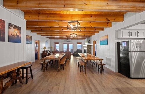 Gatlinburg - Pigeon Forge Cabin | AMAZING VIEW MANOR! Perfect for Weddings and Reunions!