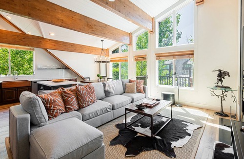 Deer Valley Condo | Amazing Views & Private Hot Tub, 2 Cozy Master BD - Winter escape!
