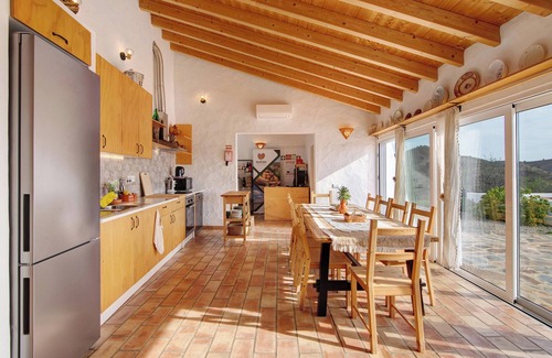 Alta Mora Apartment | 'Amêndoa Côca' Room with Mountain View, Wi-Fi and Air Conditioning