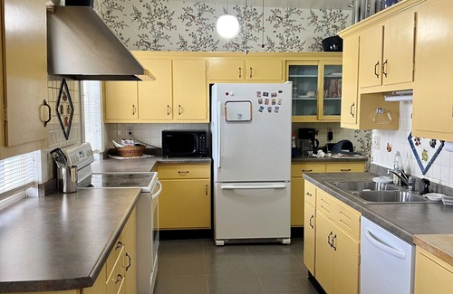 McGregor Cabin | American House 1854- Pocket City Penthouse, 2 Bedrooms, Full Kitchen & Dining