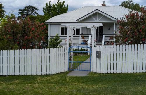 Stanthorpe House | Amiens Cottage. Queenslander, charming, central.