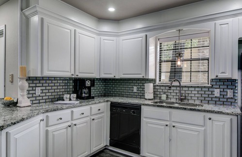 Texarkana House | Ample room for family gatherings or business