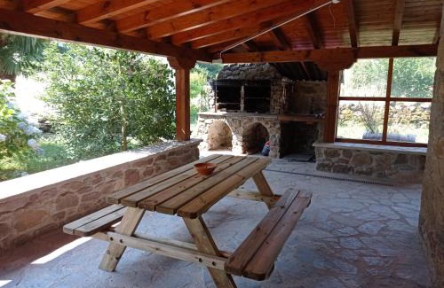 San Roque de Riomiera House | Amplia y cómoda casa de piedra con porche y jardín