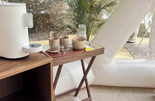 Trigny Cabin | An unusual night on the lakeshore under a Dome