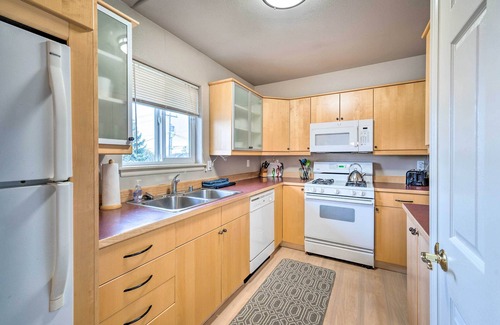 Anacortes Apartment | Anacortes Condo ~ 1 Mi to Marina & Fidalgo Bay!