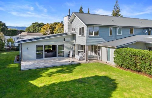 Otaki Cabin | Anam Cara Gardens luxury Villa Private bedrooms and ensuite bathrooms Sleeps 9