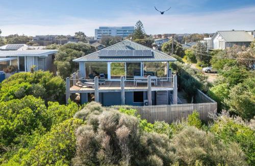 Frankston House | Anchor Beachfront - Pet Friendly on the Beach