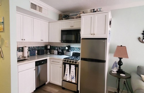 Galveston Condo | Anchored By the Sea-Victorian-Gulf Front-Sleeps 6