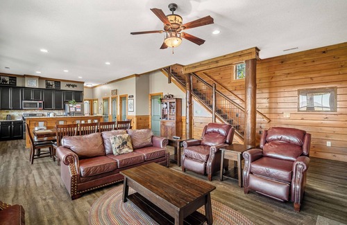 Sevierville Cabin | Angel’s Overlook | Hot Tub, Theater & Views – Sleeps 12 in the Smokies