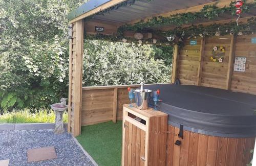 Malltraeth House | Anglesey new modern shepherds hut with spa hot tub