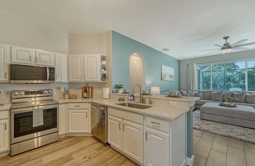 West Bradenton House | ANNA MARIA IN 5 MILES~Cozy Outdoor Living+LARGE HEATED Saltwater Pool!