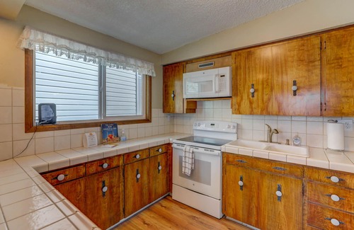 McCall House | Annie's Place-Lakefront-Shared dock w/Almost Heaven-Rent both for a 6-room getaway for large groups!
