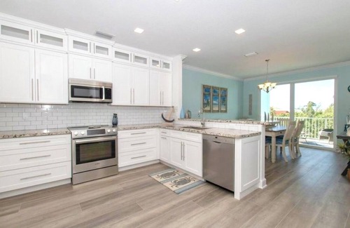 Marathon House | ANY DAY CHECK-IN TIL JAN! 5 Bedrm/5 bath, Dock, PrivPool, Elevator,Walk to beach