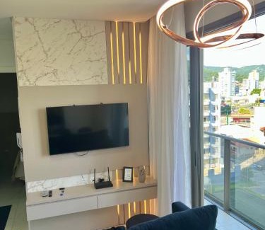 Centro Apartment | Ap compacto completo a 900m da Oktoberfest com Piscina, academia, Wi-Fi, ar condicionado e garagem privativa