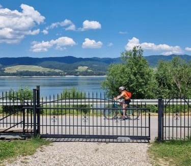 Frydman Apartment | APARTAMENT Z POMOSTEM nad Jeziorem Czorsztyńskim