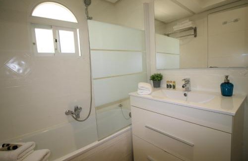 Urbanizacion Puerto de Estepona Apartment | Apartamento con las mejores vistas al mar y jardines privados, perfecto para 4 personas