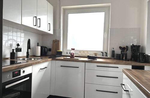 Schloss Holte-Stukenbrock Apartment | Apartment 'Mid - Century' with Shared Terrace, Shared Garden and Wi-Fi