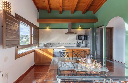 Fresnedillas de la Oliva Apartment | Apartment 'Casa Alta' with Shared Pool, Private Terrace and Wi-Fi