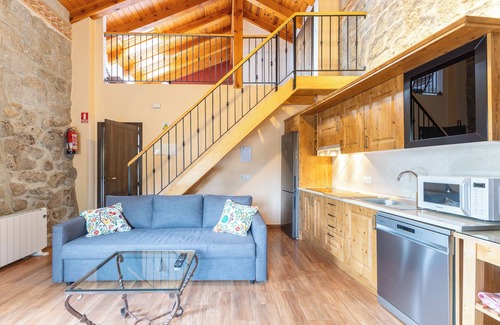 Fresnedillas de la Oliva Apartment | Apartment 'Casa De Piedra' with Shared Pool, Private Terrace and Wi-Fi