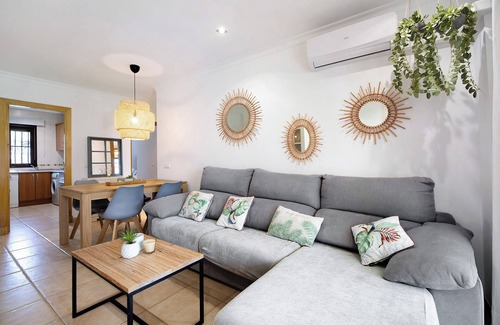 Los Gallos-Cerromolino Apartment | Apartment 'En Playa De La Barrosa' with Shared Pool, Wi-Fi and Air Conditioning