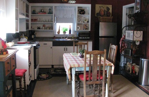 Abbeville Cottage | Apartment A, A Quaint Bed and Breakfast Cottage