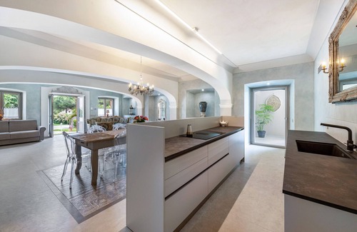 Soiano del Lago Apartment | Apartment 'Abaye I Champagne - Charm' with Shared Pool, Wi-Fi and Air Conditioning