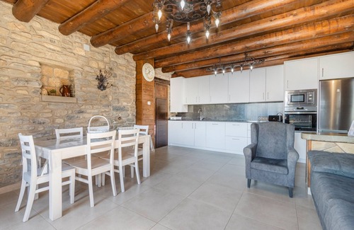 Borrastre House | Apartment 'Bachella' with Mountain View, Private Terrace and Wi-Fi