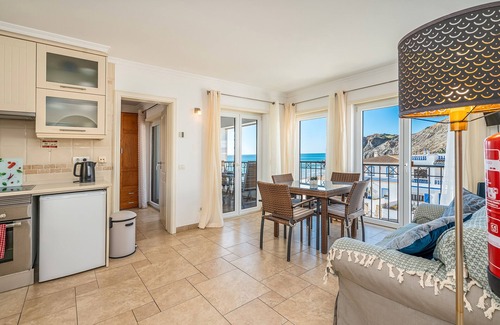 Burgau Apartment | Apartment 'Beach Apt 1' with Sea View, Wi-Fi and Air Conditioning